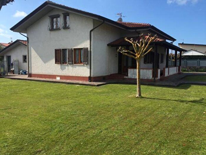 Casa con 6 locali in affitto in Forte Dei Marmi