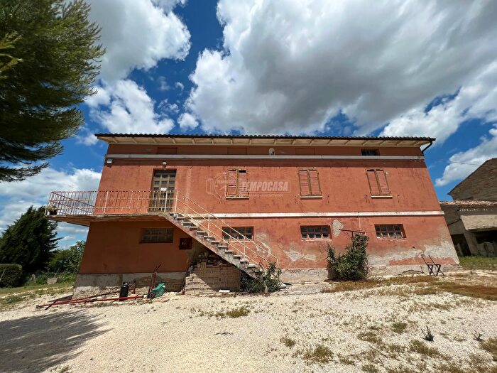 Casa con 6 locali in vendita in Montelupone