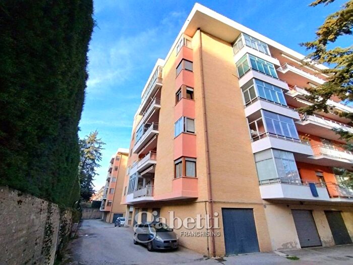 Appartamento con 6 locali in affitto in Viale Manzoni, Vazzieri, Campobasso