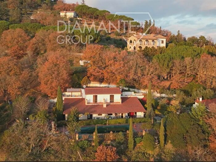 Casa con 8 locali in vendita in Magione