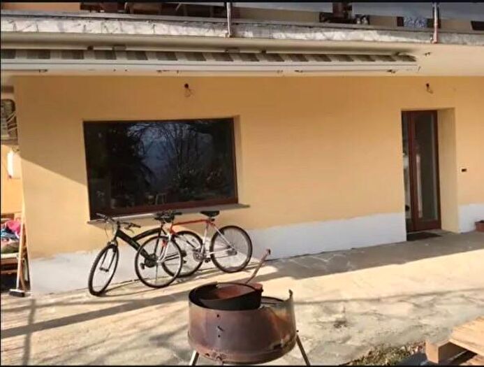 Casa con 6 locali in vendita in Via Rezzo, Colzate