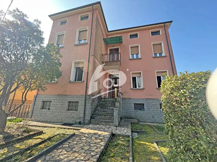 Casa con 15 locali in vendita in Via Giuseppe Verdi, Sangiano