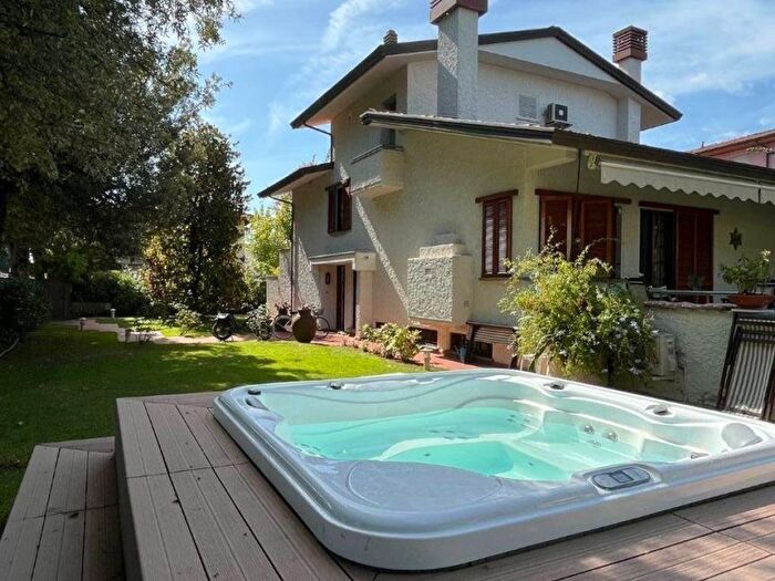 Casa con 6 locali in affitto in Via Giuseppe Viner, Centro, Forte dei Marmi