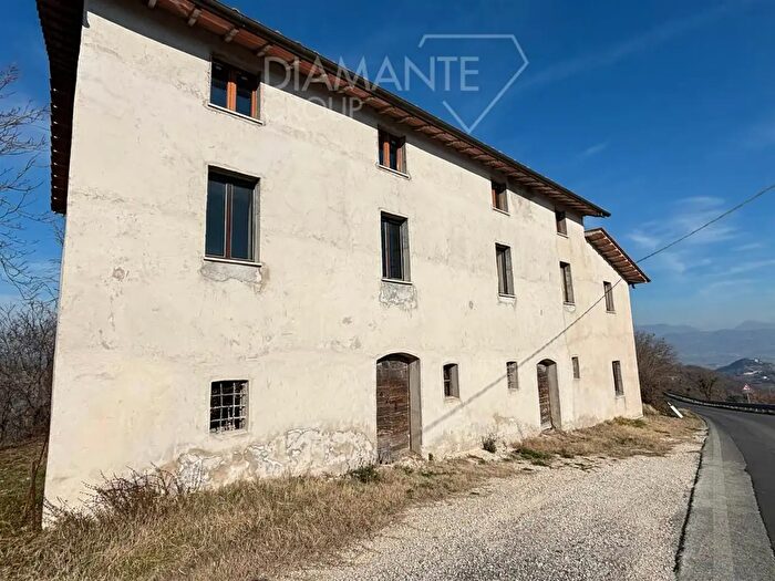 Casa con 11 locali in vendita in Gubbio