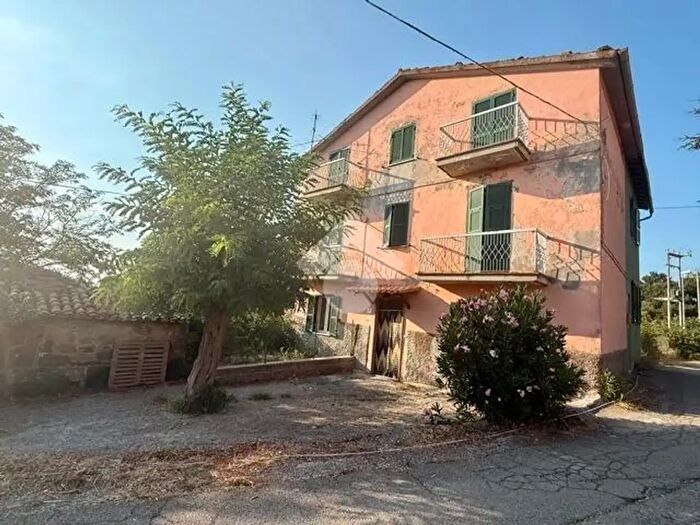 Casa con 6 locali in vendita in Via Mentuccia, Montefiascone