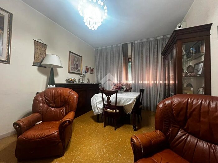 Appartamento trilocale in vendita in Via Pescaglia, Roma