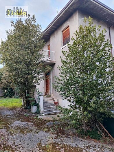 Casa con 13 locali in vendita in Viale Mazzini, Offida