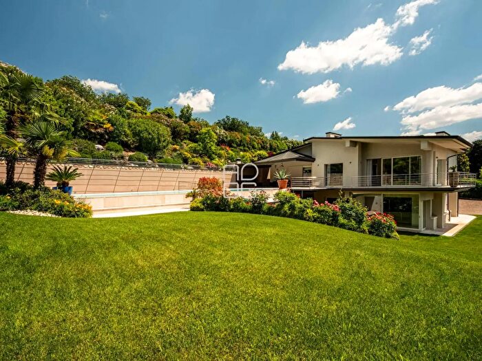 Casa con 15 locali in vendita in Via Marconi, Desenzano Del Garda
