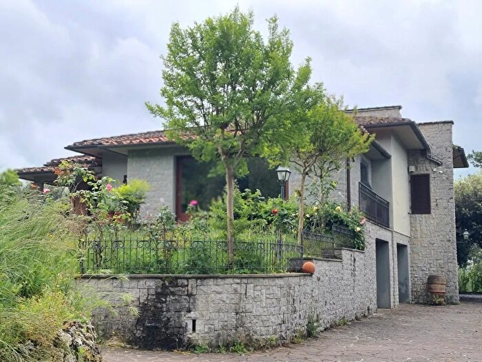 Casa con 8 locali in vendita in Via Cassia Nord, Monteriggioni
