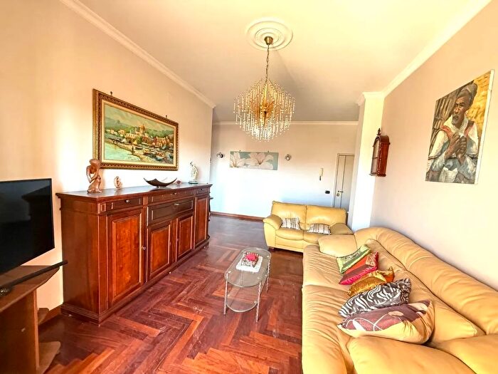 Appartamento trilocale in vendita in Via Miano, Napoli