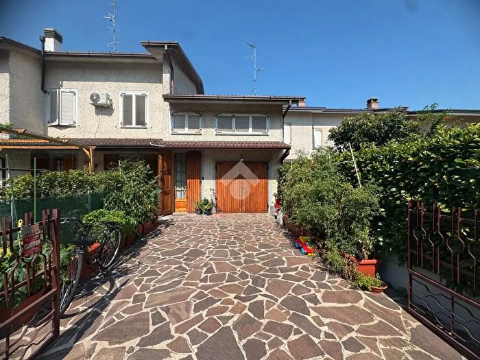 Appartamento trilocale in vendita in Via a Frank, Novellara