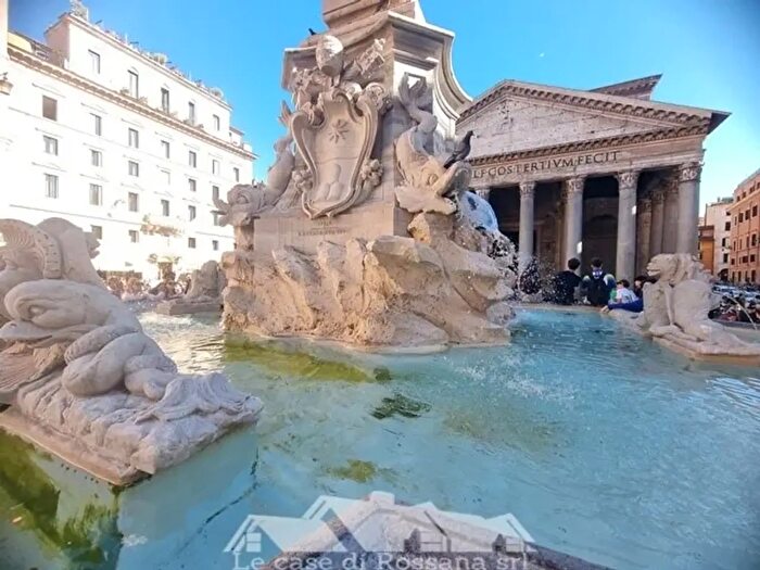 Appartamento trilocale in vendita in Via della Palombella, Roma