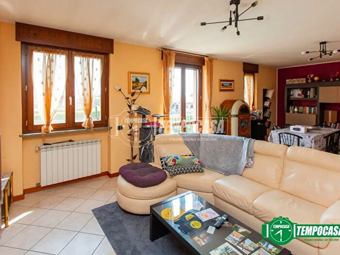 Casa trilocale in vendita in Via Giovanni Pascoli C, Momo