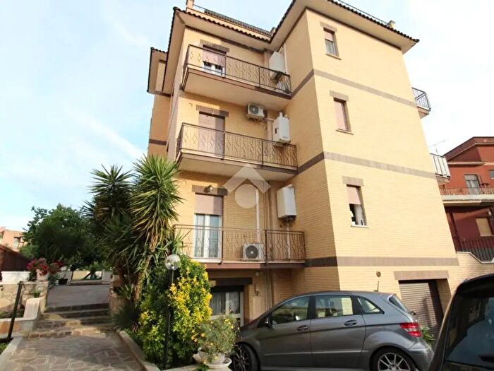 Appartamento monolocale in affitto in Via Sotto Il Monte, Roma