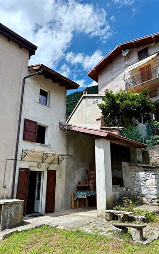Casa trilocale in vendita in Via dei Cacciatori, Tremezzina