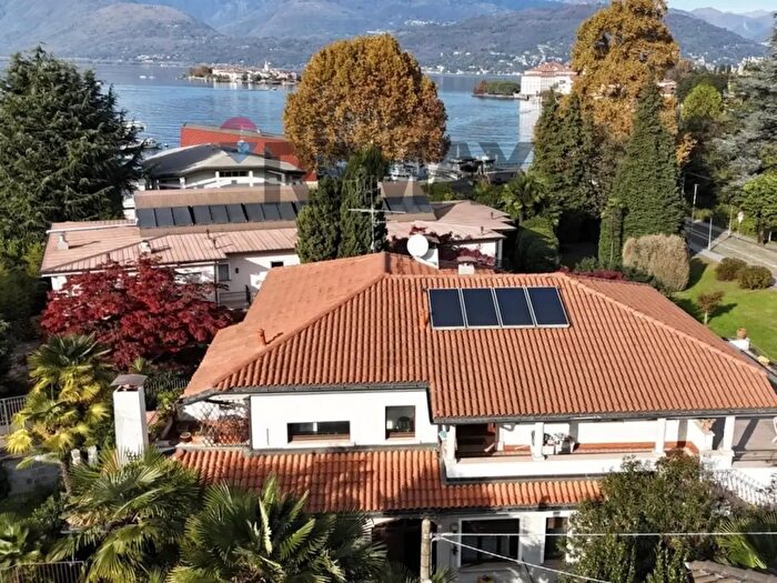 Casa con 14 locali in vendita in Viale Lido, Stresa