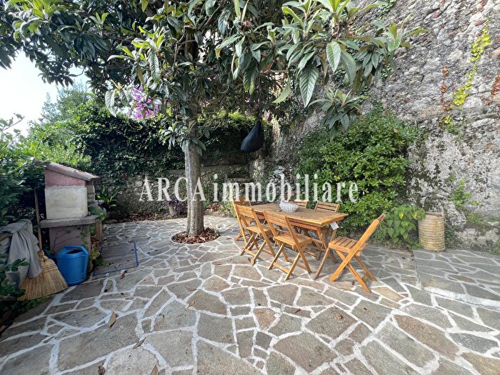 Casa con 6 locali in vendita in Camaiore