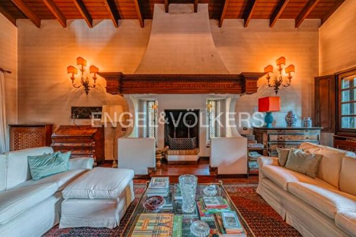 Casa con 6 locali in vendita in Via Varese, Saronno