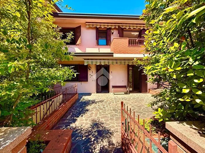 Casa con 5 locali in vendita in Via Montegrotto, Abano Terme