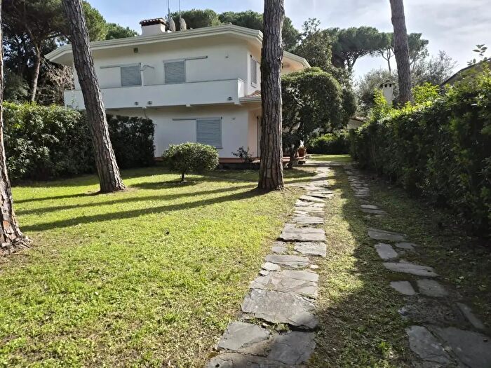 Casa con 5 locali in affitto in Massa