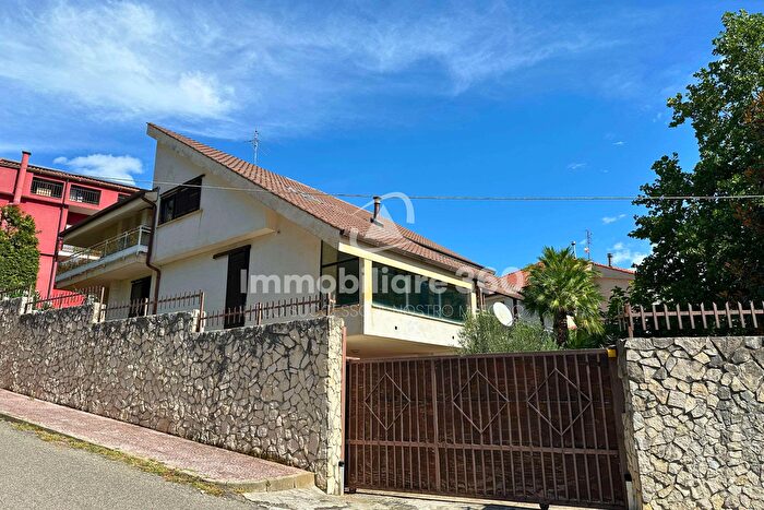 Casa con 9 locali in vendita in Via Papa Giovanni XXIII, Mendicino