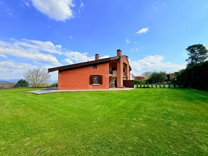 Casa con 10 locali in vendita in Via Camerano Snc, Orte