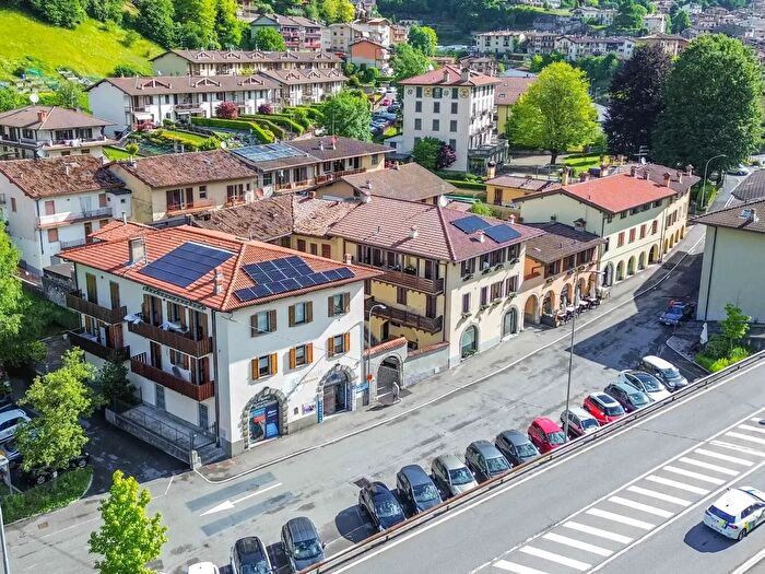 Casa con 12 locali in vendita in Via Mazzini, Clusone