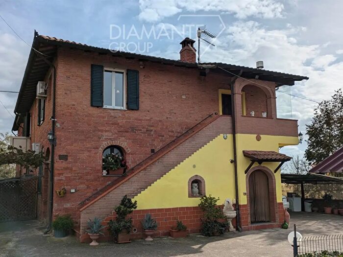 Casa con 8 locali in vendita in Montepulciano