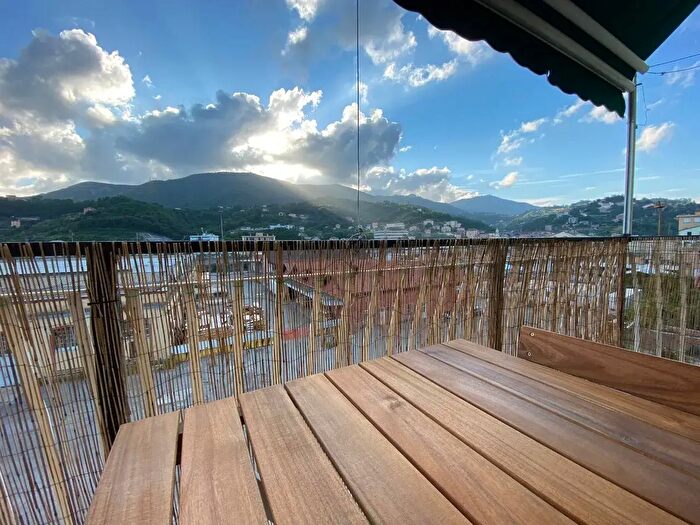 Appartamento con 5 locali in vendita in Via Rivarolo, Genova