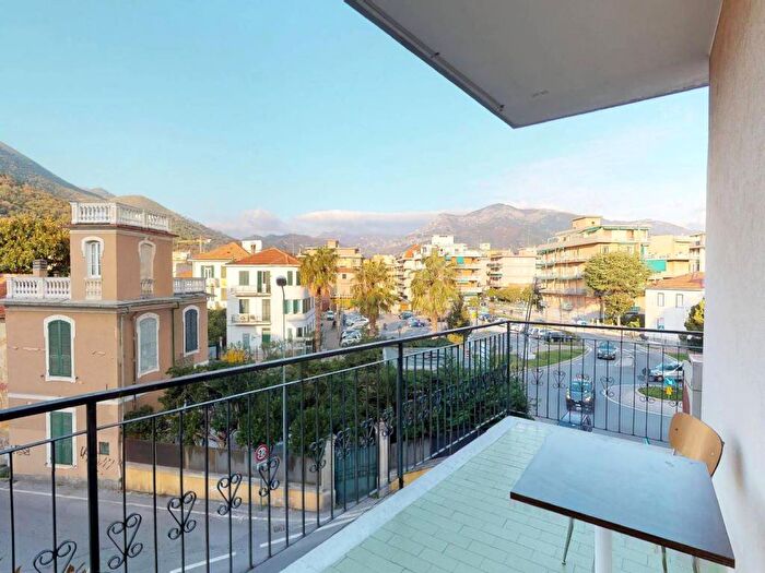 Appartamento trilocale in affitto in Via Giugno, Borghetto Santo Spirito