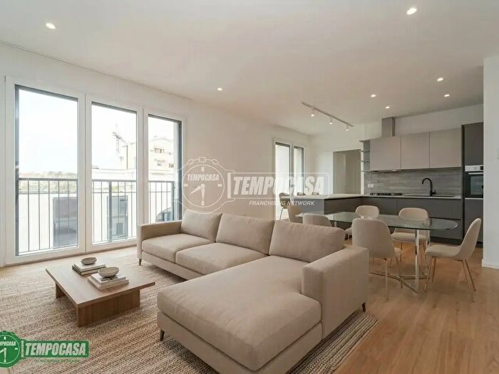 Appartamento trilocale in vendita in Via Teocrito, Milano