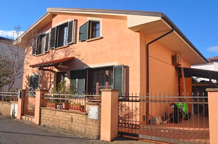 Casa con 9 locali in vendita in Rosignano Marittimo