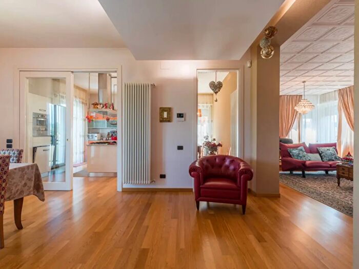 Appartamento con 5 locali in vendita in Via Liverani, Pesaro