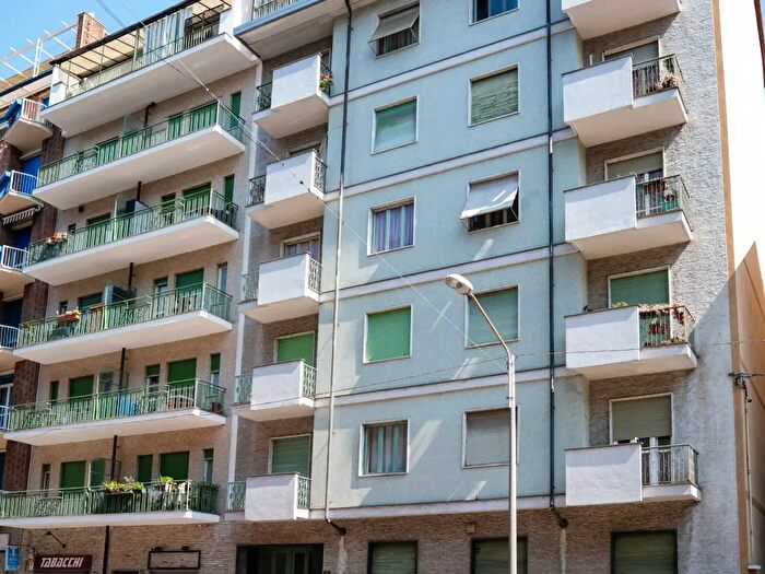 Appartamento trilocale in vendita in Via Barletta, Torino