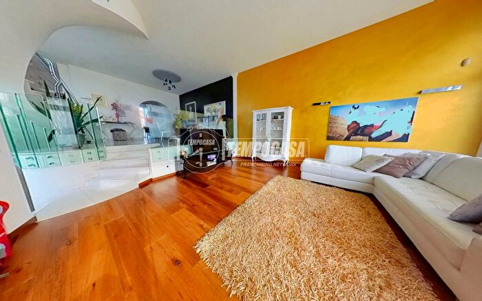 Casa con 7 locali in vendita in Montegranaro