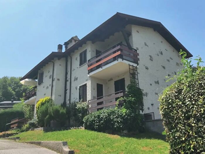 Appartamento bilocale in vendita in Via dei Pini, Sormano