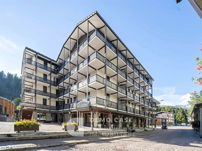 Appartamento trilocale in vendita in Via Antonio De Giacomi, Madesimo