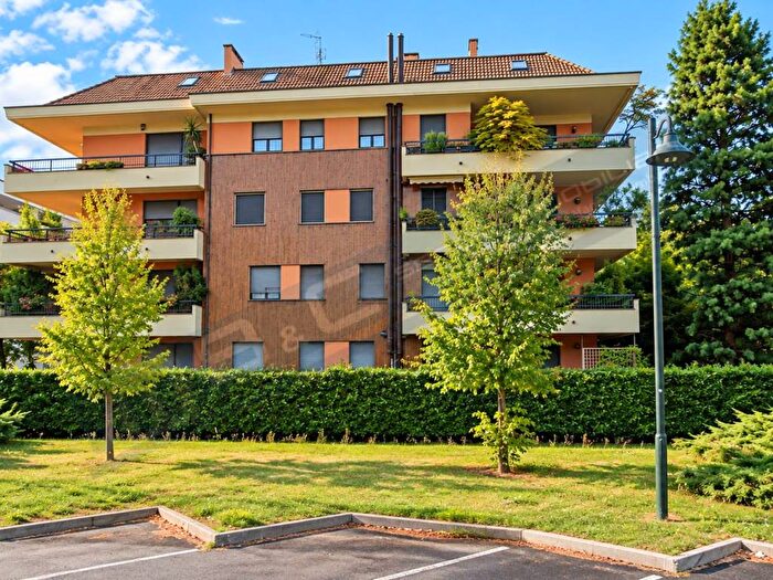Appartamento trilocale in affitto in Via Monte Resegone, Centro, Arese