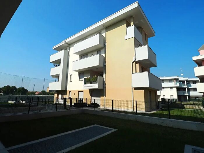 Appartamento quadrilocale in vendita in Via Cabrini, Inzago