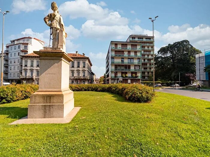 Appartamento quadrilocale in vendita in Via Carlo Alberto, Monza