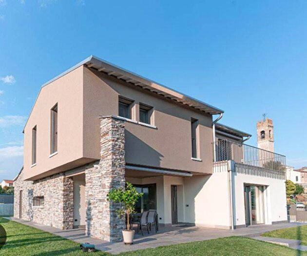 Casa con 7 locali in vendita in Gualtieri