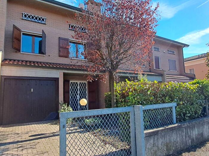 Casa con 5 locali in affitto in Via Romagna, Cento Paese, Cento