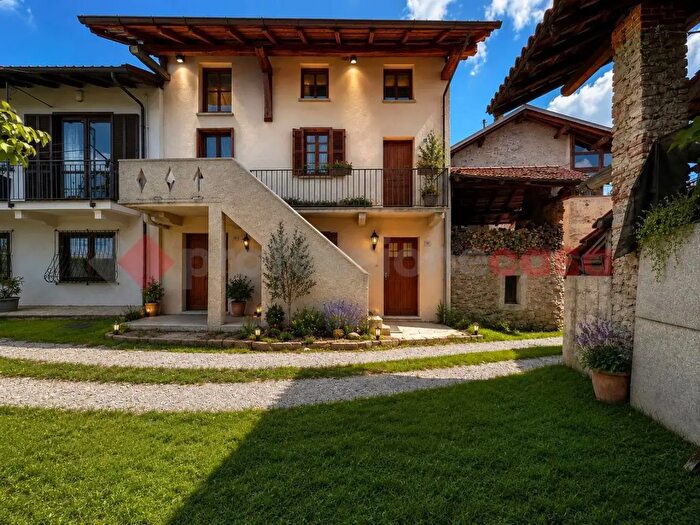 Casa quadrilocale in vendita in Vicolo Bareggi, Borgo Ticino