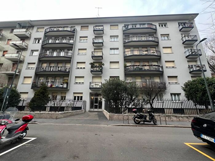 Appartamento trilocale in affitto in Via Meloria, Monte Rosa Lotto, Milano