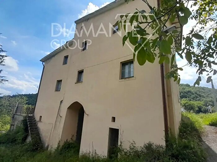 Casa quadrilocale in vendita in Sellano