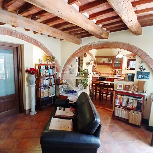 Casa con 8 locali in vendita in Carrara