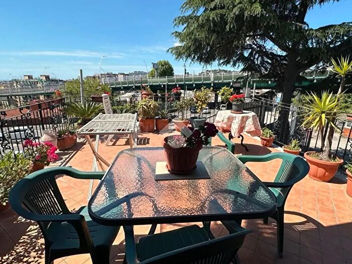 Appartamento trilocale in vendita in Via Nuova del Campo, Napoli