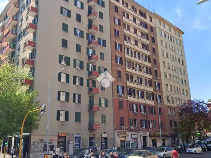 Appartamento trilocale in vendita in Via Tuscolana, Roma