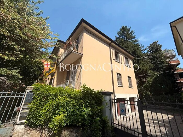 Appartamento con 6 locali in vendita in Via Bellacosta, Bologna