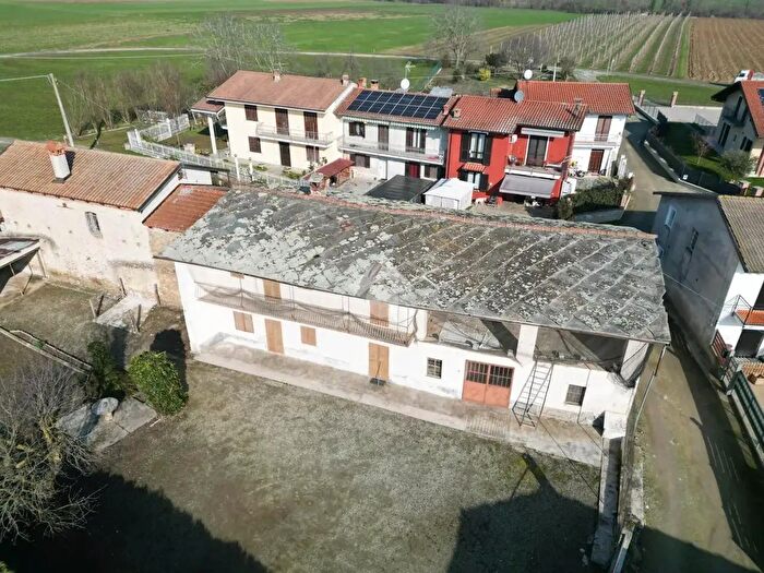 Casa con 6 locali in vendita in Via Sant'Anna, Bagnolo Piemonte